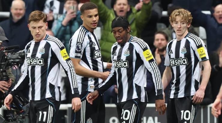 שחקני ניוקאסל חוגגים (IMAGO) שחקני ניוקאסל חוגגים