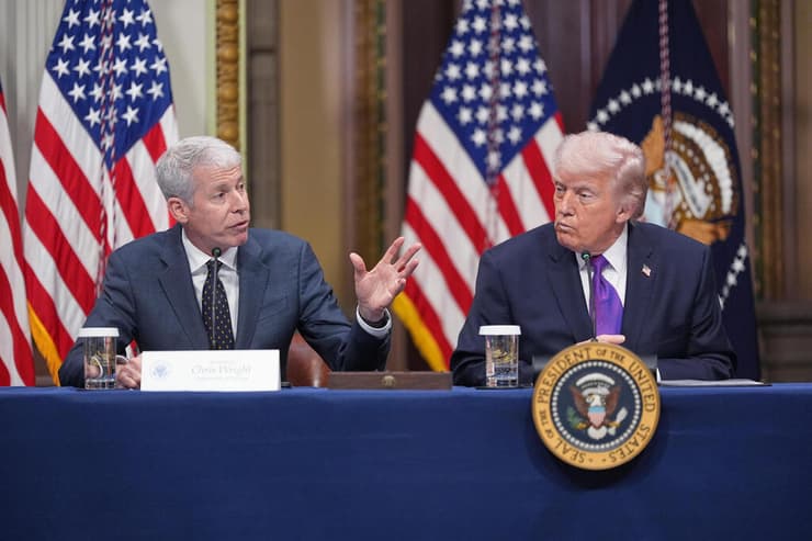 שר האנרגיה האמריקני רייט לצד טראמפ. "בזכות הנשיא, הרנסנס הגרעיני האמריקני נמצא בעיצומו" (צילום: AP Photo/Jacquelyn Martin) דונלד טראמפ נואם הבית הלבן וושינגטון שר האנרגיה כריס רייט