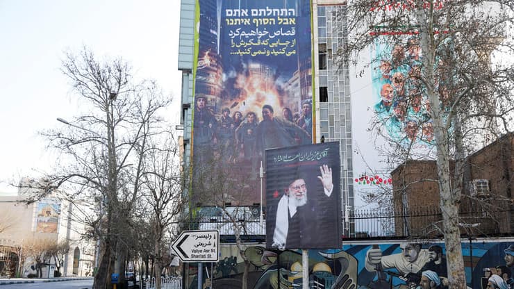 השלט החדש בטהרן בעברית: "התחלתם אתם, אבל הסוף איתנו" (צילום: Majid Asgaripour/WANA (West Asia News Agency) via REUTERS ) טהרן