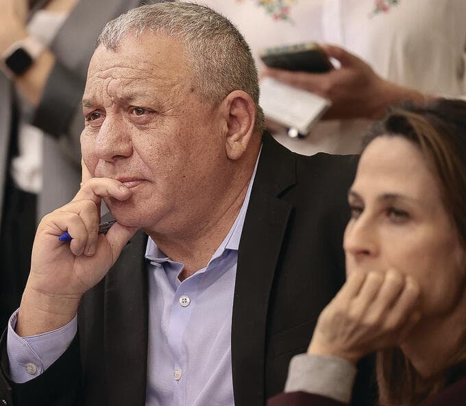 לא הציע לי  כלום. איזנקוט