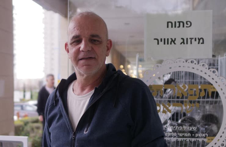 "אני חייב לנסות לסייע למי שבכל זאת זקוק לתפילין וטלית או ספר קדושה בימים אלו". חיים ישראל, הבעלים של החנות "תפארת ישראל"