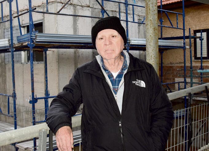 גדליה וייצמן: “שמחתי שהתחילו לבנות לי ממ”ד, אבל גם שנה אחרי אני עדיין לא יכול להשתמש בו”