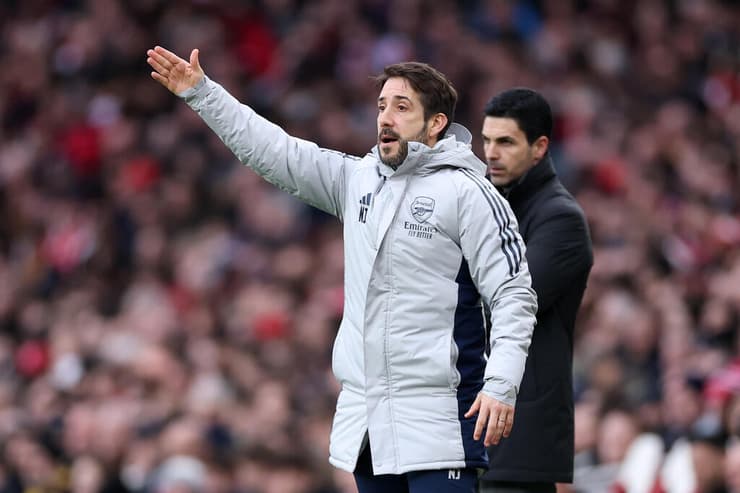 ניקולה ז'ובר לצד מיקל ארטטה