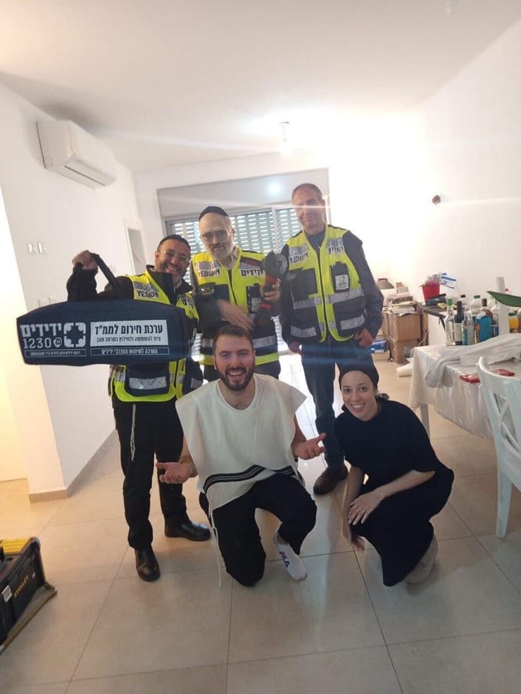 פעילות ארגון ידידים. הסבו את פעילות השגרה שלהם לחירום, מתקנים ממ"דים ועוזרים לאזרחים במלחמה