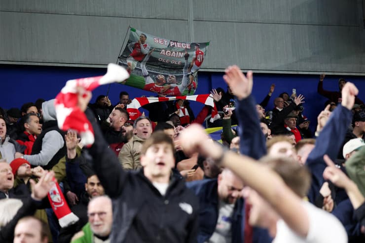 להם לא אכפת. אוהדי ארסנל