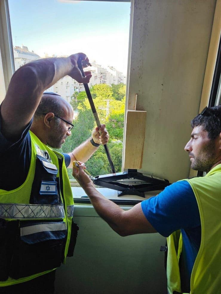 פעילות ארגון ידידים. הסבו את פעילות השגרה שלהם לחירום, מתקנים ממ"דים ועוזרים לאזרחים במלחמה
