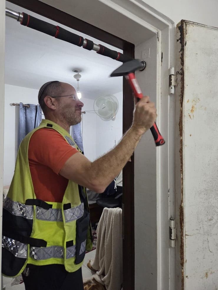 פעילות ארגון ידידים. הסבו את פעילות השגרה שלהם לחירום, מתקנים ממ"דים ועוזרים לאזרחים במלחמה