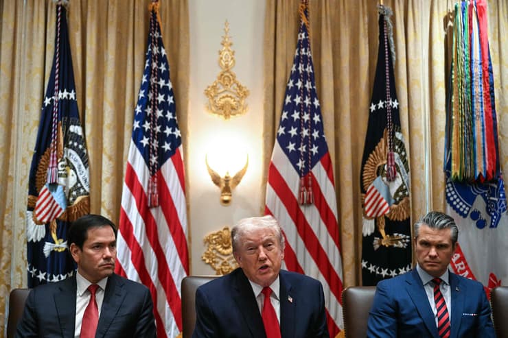 הצד הניצי במפלגה לא מרוצה מההסכם (צילום: Brendan SMIALOWSKI / AFP) טראמפ, רוביו והגסת' בישיבת ממשלה