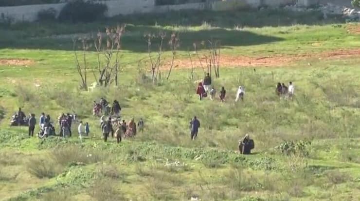 תושבים מתפנים רגלית מהדאחייה בביירות לאחר אזהרת הפינוי