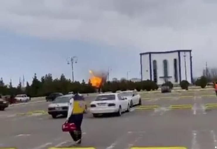 תיעוד לכאורה של כטב"ם מתפוצץ ב נמל תעופה ב דרום אזרבייג'ן ירי מ איראן
