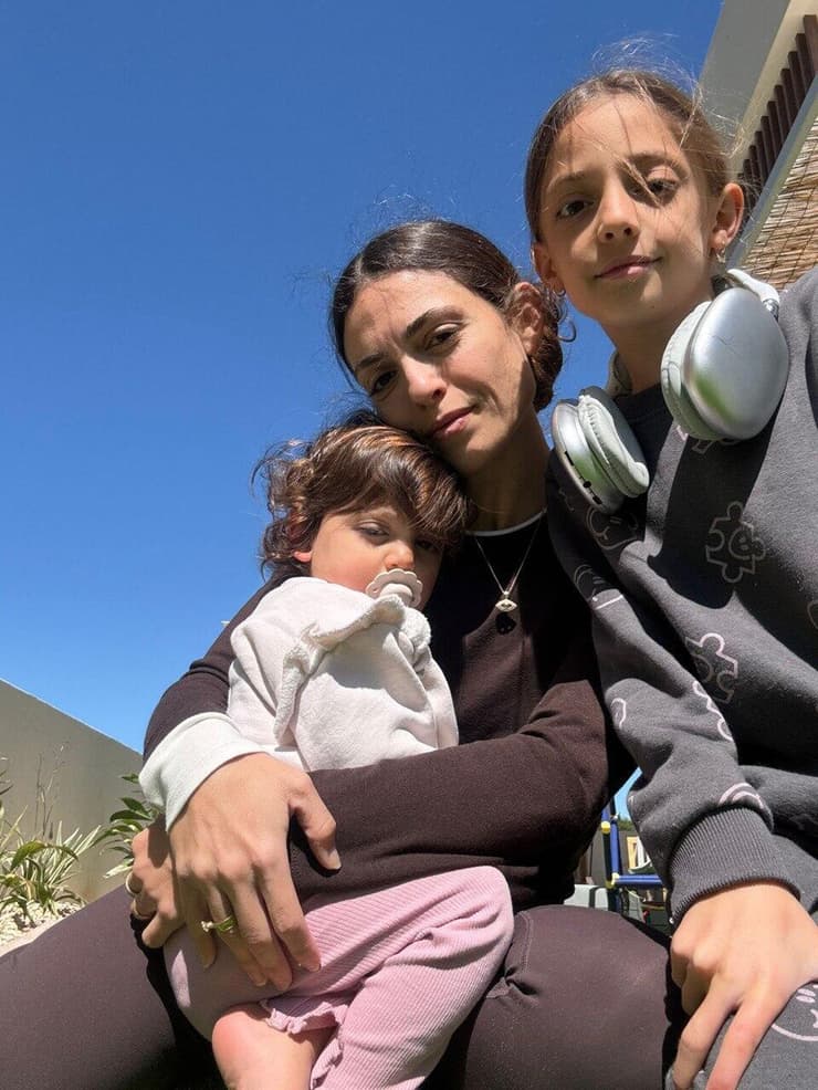 אופק בסודו ושתי בנותיה