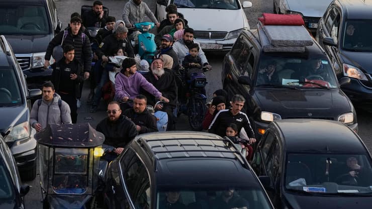 פקקים בביירות בעקבות צווי פינוי של צה"ל בדאחייה (צילום: AP Photo/Hassan Ammar) פקקים בביירות בעקבות צווי פינוי של צה"ל בדאחייה