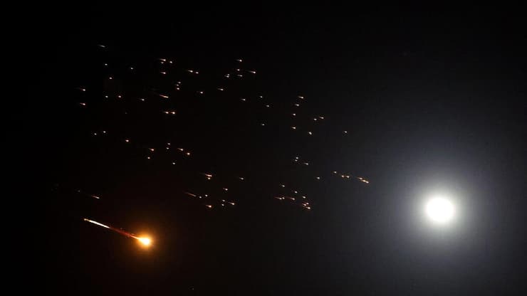 טיל מתפצל בשמי המרכז (צילום: JACK GUEZ / AFP) שובלי טילים במתקפה האיראנית