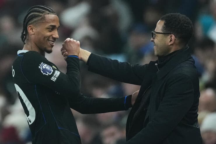 ז'ואאו פדרו חוגג עם המאמן ליאם רוסניור 