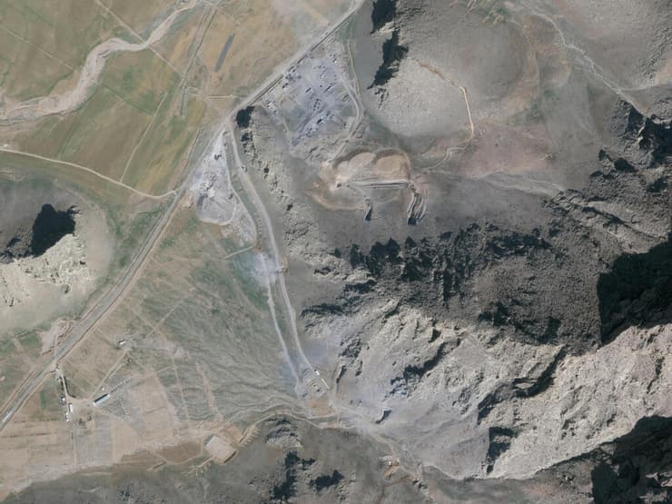 הנזק לבסיס הטילים כרמאנשאה (צילום: Planet Labs PBC/Handout via REUTERS) תמונת לוויין מראה נזק בבסיס הטילים כרמנשאה בתקיפות ישראל וארה"ב על איראן