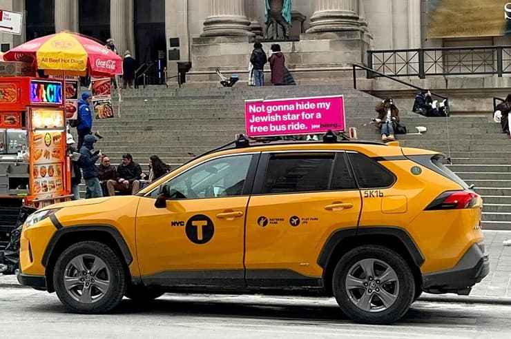 מונית עם שלט נגד אנטישמיות