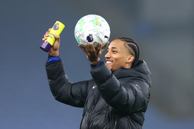 לוקח את הכדור וחוגג את תואר שחקן המשחק. ז'ואאו פדרו