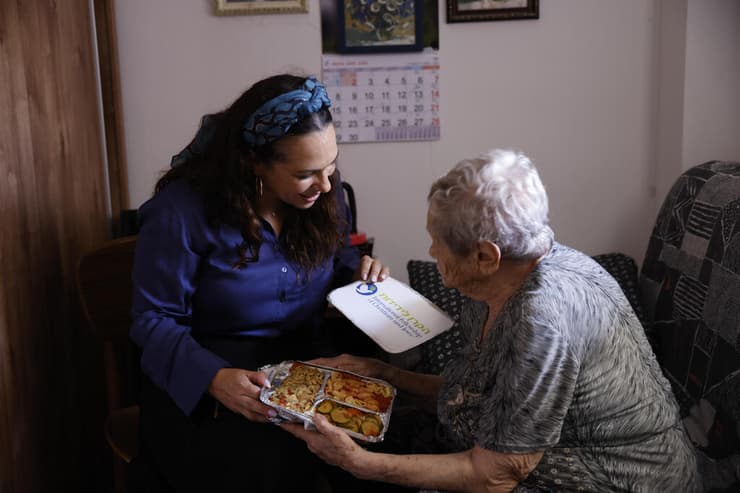 אקשטיין בחלוקת חמגשיות מזון לתושבים בבת ים שבתיהם נפגעו מירי הטילים האיראני במהלך מבצע "עם כלביא"