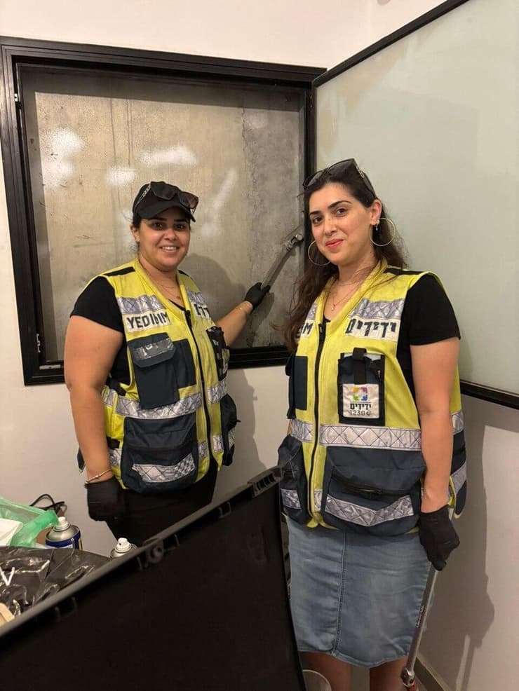 פעילות ארגון ידידים. הסבו את פעילות השגרה שלהם לחירום, מתקנים ממ"דים ועוזרים לאזרחים במלחמה