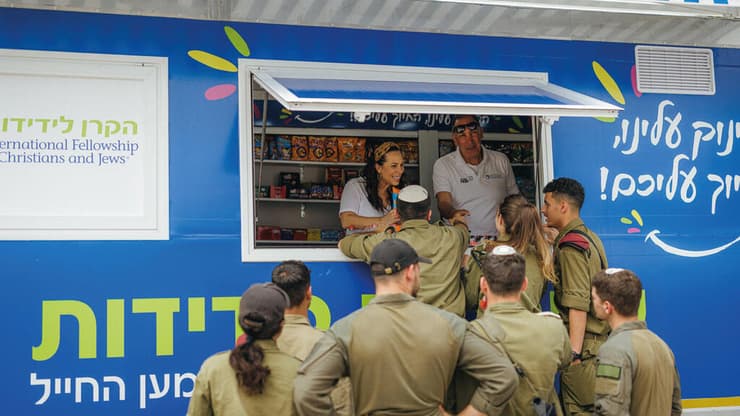 חלוקת פינוקים לחיילי צהל במוצבים