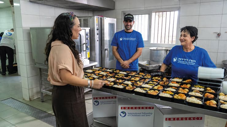 יעל אקשטיין בבית תמחוי בית בתיה בקריית שמונה, מחלקת מזון לקשישים שנותרו בעיר, ספטמבר 24'