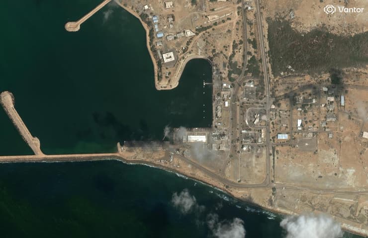 צילום: Vantor/Handout via REUTERS תמונת לוויין מראה נזק לבסיס הצי האיראני קונראק בתקיפות ישראל וארה"ב על איראן
