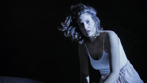 דנה יצחקי בהצגה "ירמה לאור ירח"