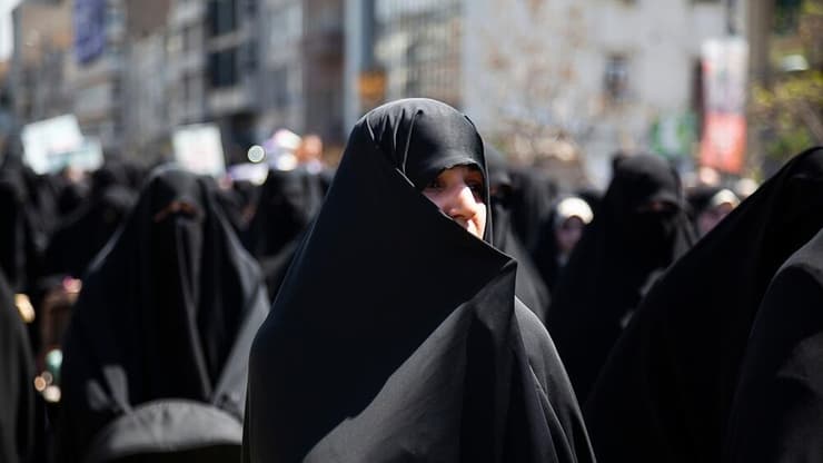 נשים באיראן. מוטלת עליהן חובת לבישת חיג'אב, כחלק מהסדר החברתי (צילום: shutterstock) נשים באיראן