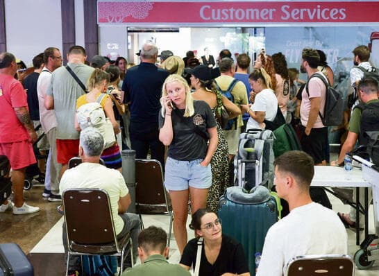 נוסעים תקועים בשדה התעופה לאחר שטיסות לדובאי ואבו דאבי בוטלו | צילום: רויטרס, Johannes P. Christo
