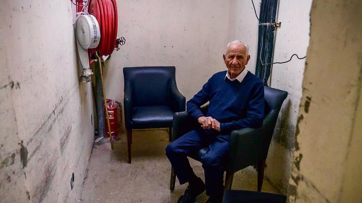 יעקב דיין: "בגילנו אנחנו לא יכולים לרוץ במדרגות מקומה שלישית, אז מראש ויתרנו. אנחנו יוצאים לחדר המדרגות, למרות שברור לנו שבטילים האלה אין לכך שום חשיבות. אז אנחנו מתפללים לאלוהים שישמור עלינו" | צילום: שלו שלום