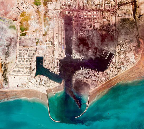 תקיפת נמל בנדר עבאס באיראן. "לא אומרים לנו לאן המטוס טס, אבל אתה מבין לפי כמות הדלק" | צילום: AFP/ 2026 PLANET LABS PBC