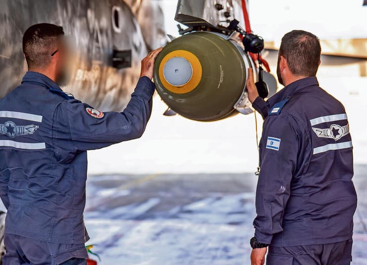 סגן ב' (מימין) וסרן י'. "פעולות חיוניות אנחנו מבצעים גם באזעקות. אני לא חושב שהציבור מבין באיזו אופרציה מטורפת מדובר" | צילום: דובר צה"ל