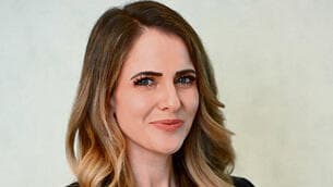 מיכל דיבון, אשת תקשורת שמתגוררת באמירויות: "משהו יוצא דופן מתרחש פה. תחת מתקפת טילים יומיומית, הדבר הכי מורגש כאן הוא הערבות ההדדית - שזה משהו שמאוד מזכיר את ישראל" | צילום: Kareem Dawaba