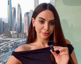 שלי זוהר, בעלת חברת תיירות בדובאי: "לגבי המיגון, אנחנו מתורגלים מהארץ, יורדים לחדר  המדרגות או לחניון. בחניונים של מלונות מציעים לאורחים קפה ותה, בחניון שלנו שמו מתקן מים. הכל באווירת דובאי" | צילום: פרטי