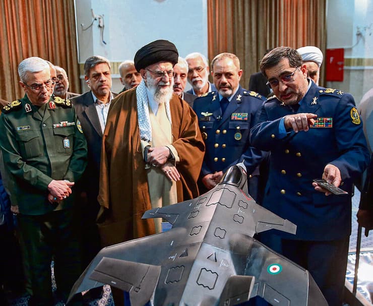 עלי חמינאי בפברואר 2025 , עם שר ההגנה עזיז נאסר זאדה )שני מימין( שחוסל עימו והרמטכ"ל מוחמד באקרי (משמאל), שחוסל ביוני. התרחיש האפוקליפטי עבורם התממש | צילום: אי-פי