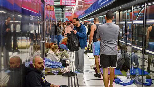 חניון הרכבת הקלה בתל אביב הפך למקלט המוני ׀ צילום: Alexi J. Rosenfeld /גטי אימג'ס