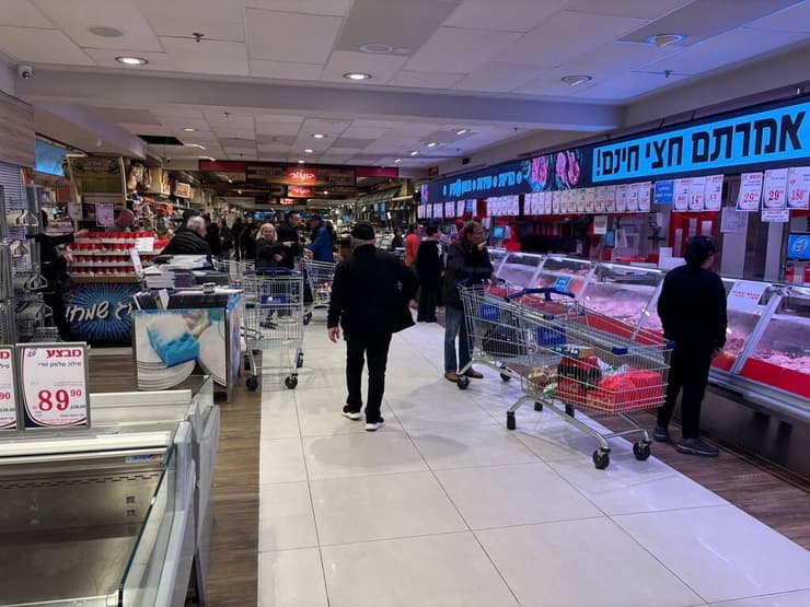 סניף חצי חינם, היום (צילום: מאיר תורג'מן ) צבע מראשון לציון: קולות תושבים על מצב ואיך מנהלים שגרה בזמן מלחמה - סניף חצי חינם ראשל"צ