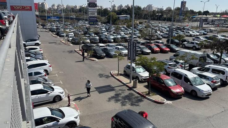 חניון מתחם הסינמה סיטי בראשון לציון מלא, הבוקר (צילום: מאיר תורג'מן ) צבע מראשון לציון: קולות תושבים על מצב ואיך מנהלים שגרה בזמן מלחמה - סינמה סיטי ראשל"צ