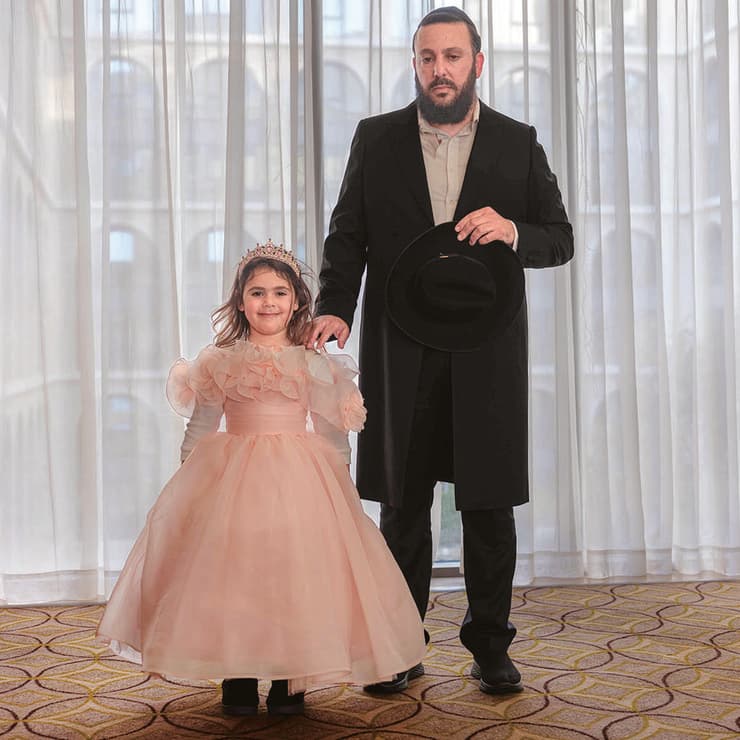 יצחק ביטון עם בתו רחל בת ה־4, המחופשת למלכת אסתר