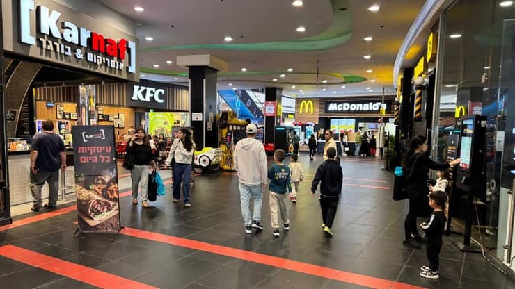 "במלחמה הזאת אנשים יוצאים, לא כמו במבצע הקודם שהיה ריק" (צילום: מאיר תורג'מן ) צבע מראשון לציון: קולות תושבים על מצב ואיך מנהלים שגרה בזמן מלחמה - סינמה סיטי ראשל"צ