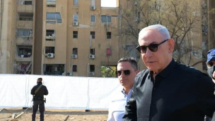 ראש הממשלה נתניהו (צילום: אבי אוחיון/ לע״מ) ראש הממשלה נתניהו בזירת הנפילה בבאר שבע