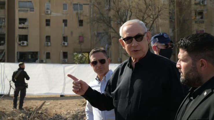 נתניהו בזירת נפילה בבאר שבע (צילום: אבי אוחיון/ לע״מ) ראש הממשלה נתניהו בזירת הנפילה בבאר שבע