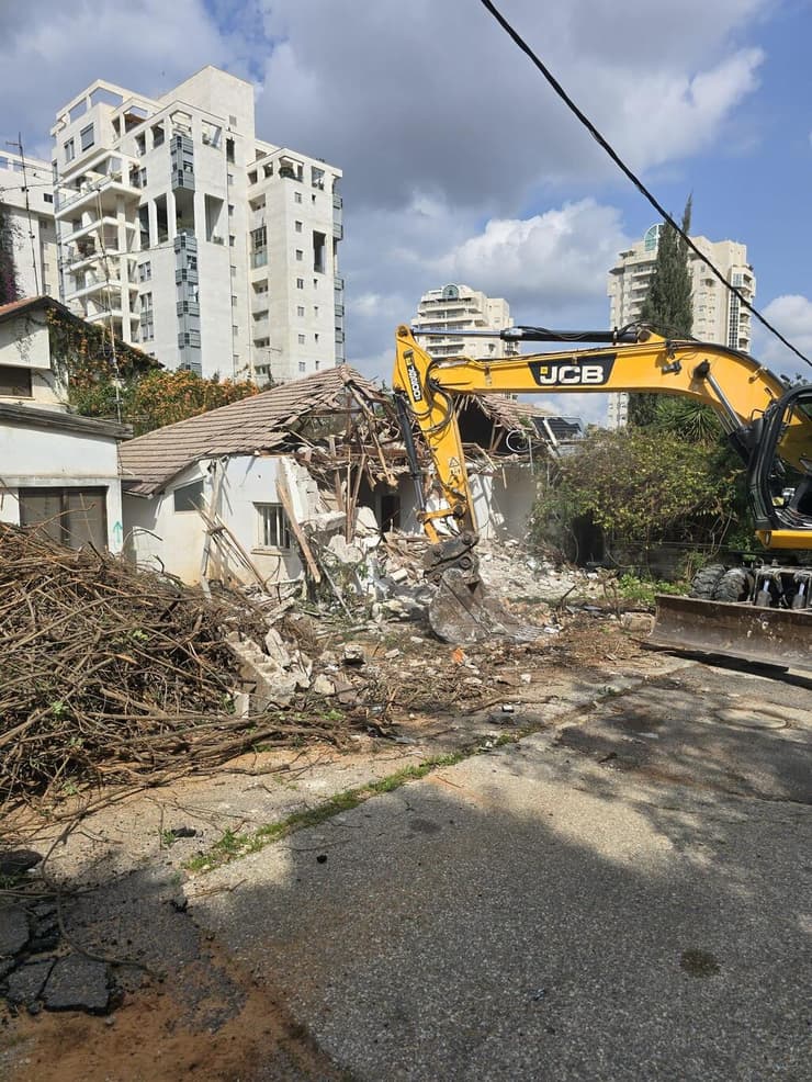 הריסה של מיזם התחדשות עירונית ברמת השרון של רוטשטיין (צילום: חברת רוטשטיין) הריסה של מיזם התחדשות עירונית ברמת השרון
