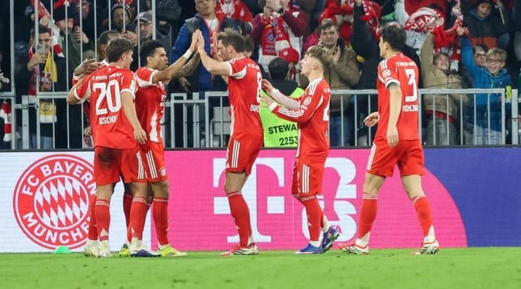 שחקני באיירן מינכן חוגגים עם לואיס דיאס