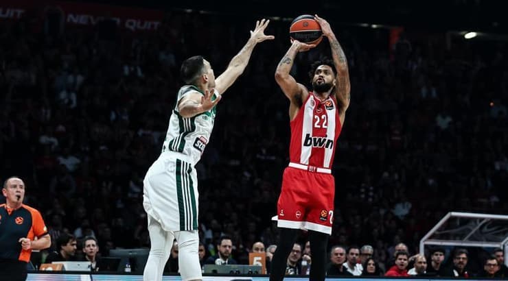 הוליך את הצד האדום של אתונה. טיילר דורסי