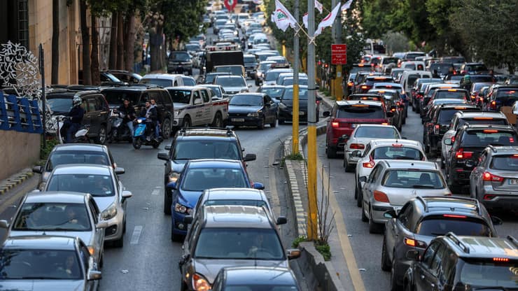 לבנוניים מתפנים מהדאחייה בשל תקיפות באזור לאזור אחר בביירות 