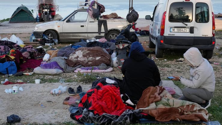 "אצלנו המראות אחרים". זרם פליטים בעקבות המלחמה (צילום: AP Photo/Hussein Malla) לבנוניים מתפנים מהאדחייה בשל תקיפות באזור