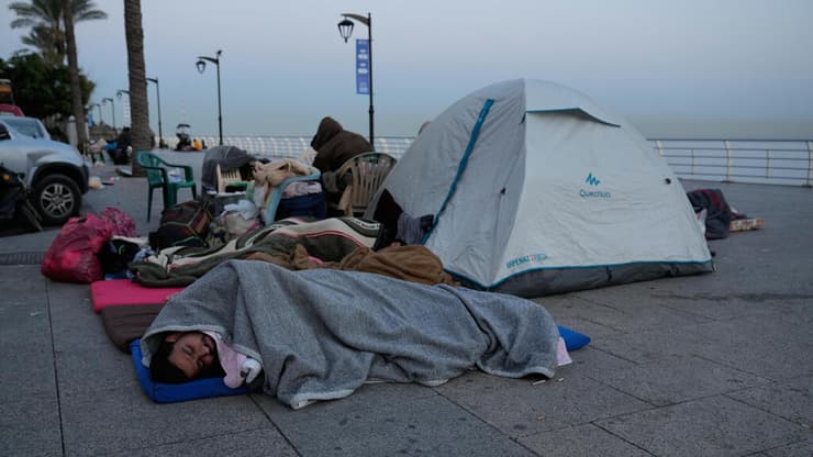 לבנוניים מתפנים מהדאחייה בשל תקיפות באזור לאזור אחר בביירות 