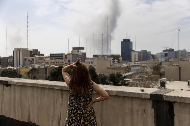 אישה צופה בתקיפה ב טהרן איראן