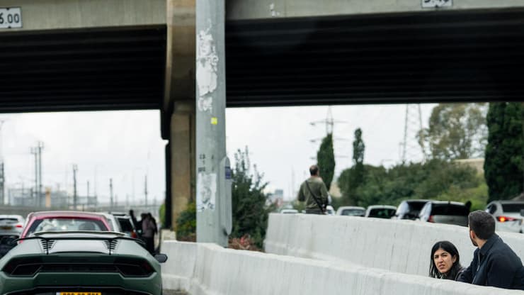 תופסים מחסה בצד הכביש באזעקה (צילום: Erik Marmor/Getty Images) תושבים תופסים מחסה בצד הכביש בזמן אזעקה